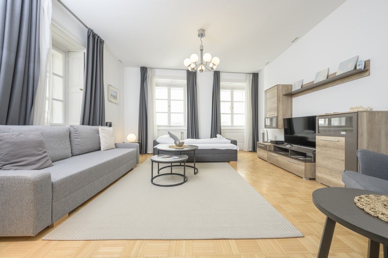 Un salon moderne comprenant un canapé, une table basse, un téléviseur et un coin repas.