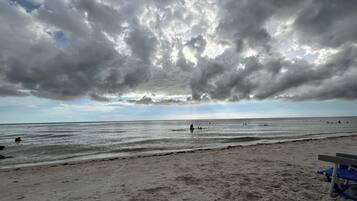 Ligstoelen aan het strand, strandlakens