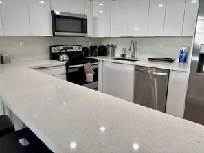 冰箱、微波炉、烤箱、炉灶