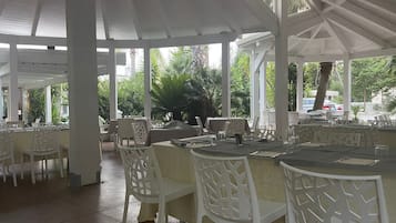 2 間餐廳;供應早餐、午餐、晚餐;多國菜