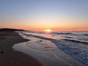 Yksityinen ranta, valkoista hiekkaa, aurinkotuoleja, aurinkovarjoja