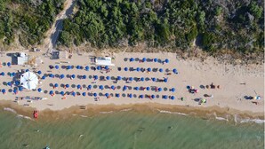 Privat strand, hvit sand, solsenger og parasoller