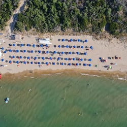 Playa privada, playa de arena blanca, camastros y sombrillas