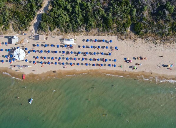 Privatstrand, weißer Sandstrand, Liegestühle, Sonnenschirme