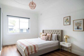 3 bedrooms, desk, iron/ironing board, travel crib - Rozelle Retreat by the Bay Run (Rozelle)