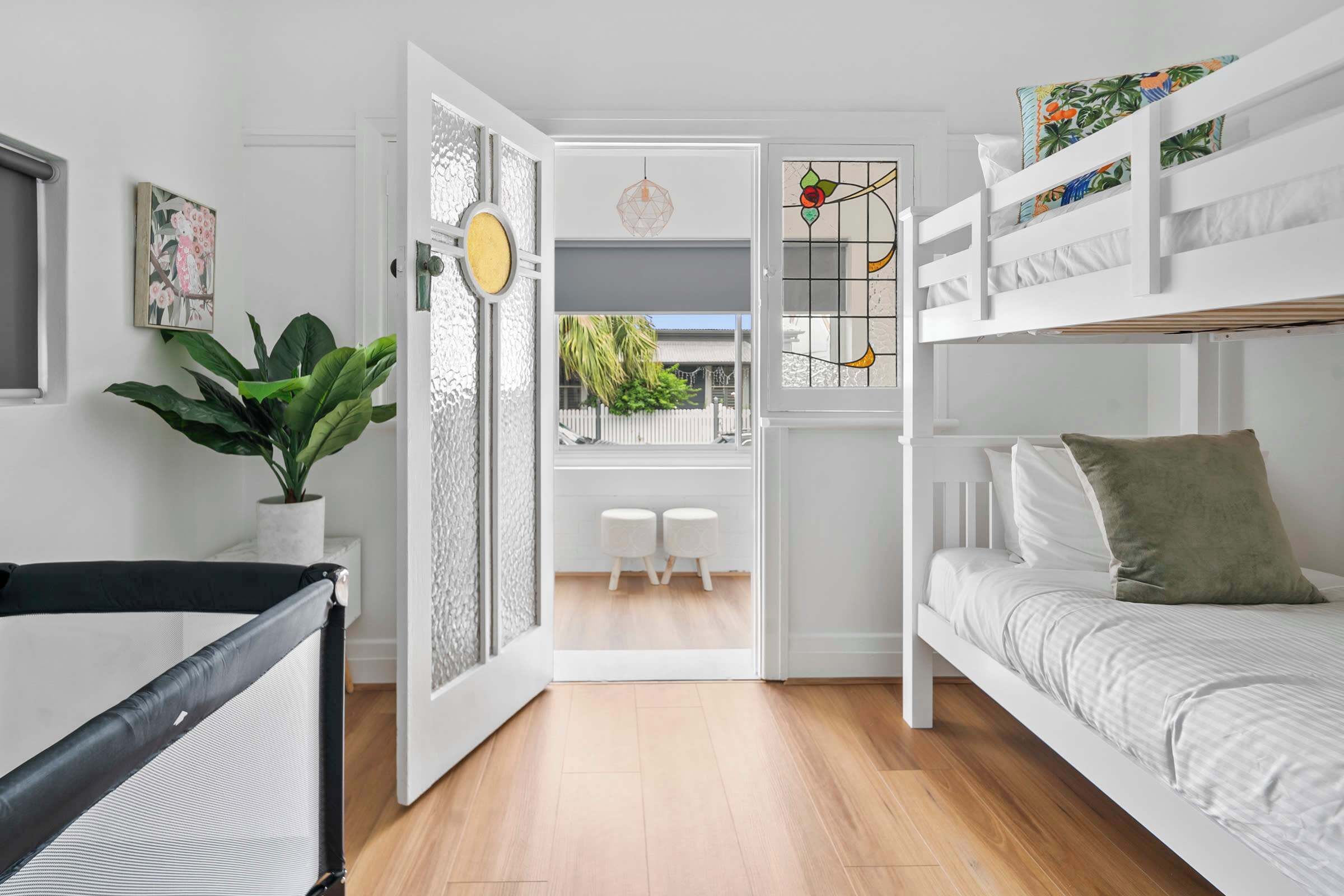 3 slaapkamers, een bureau, een strijkplank/strijkijzer, reisbedje