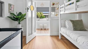 A compact room with a bunk bed, a small table, and a potted plant. - Rozelle Retreat by the Bay Run (Rozelle)