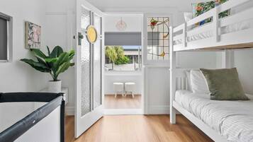 3 slaapkamers, een bureau, een strijkplank/strijkijzer, reisbedje