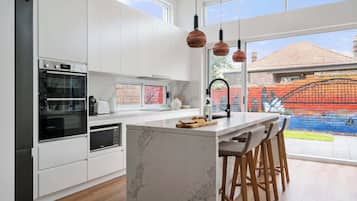 Een koelkast, een magnetron, een oven, een kookplaat