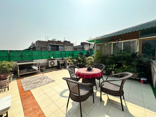 Breezy Rooftop Retreat , Centrally located !