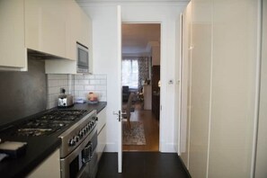 Geladeira, micro-ondas, fogão, lava-louças