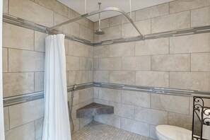 Douche, séchoir à cheveux, serviettes fournies