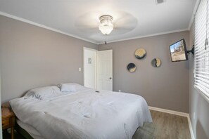 3 bedrooms, iron/ironing board, travel cot, WiFi - Lakefront House Next to Camden On The Lake (Lake Ozark)