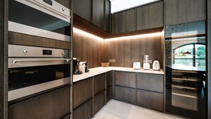 Cafetera y tetera, refrigerador, microondas y horno