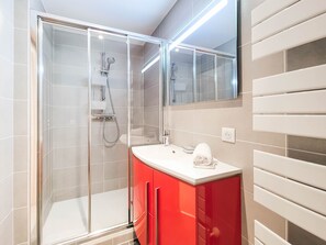 Bruser, hårtørrer, håndklæder