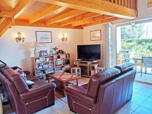 TV, DVD-spiller, bøker og stereoanlegg