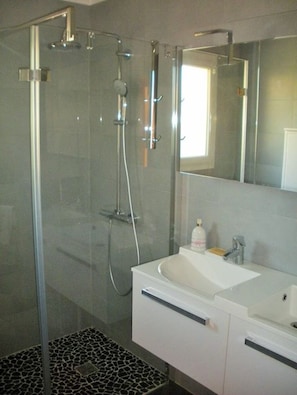 Dusche, Haartrockner, Seife, Toilettenpapier