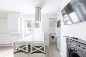 Basic Apartment | Interior - Sleek & Well-connected Studio Flat Archway! (London)