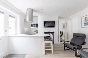 Basic Apartment | Private kitchen | Microwave, stovetop, dishwasher, electric kettle - Sleek & Well-connected Studio Flat Archway! (London)