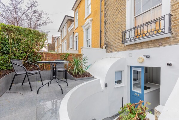 Basic Apartment | Property grounds - Sleek & Well-connected Studio Flat Archway! (London)