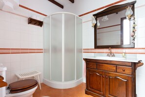 Asciugacapelli, asciugamani, sapone, carta igienica