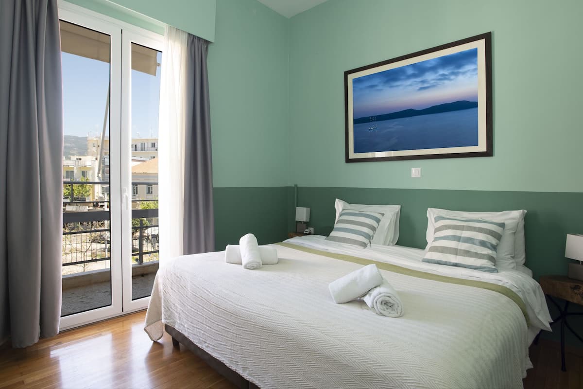 Premium quadruple room - Cozy Green | เครื่องนอนป้องกันสารก่อภูมิแพ้, เตียงพร้อมฟูกเสริมที่นอน