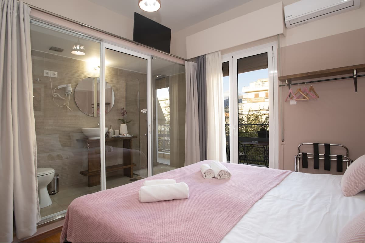 Studio - Romantic Purple | 1 bedroom, hypo-allergenic bedding, pillowtop beds, in-room safe