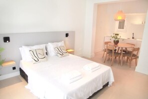 Apartment, 1 Bedroom, Balcony, City View | Dining room