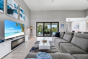 Smart TV, chimenea, videojuegos y libros