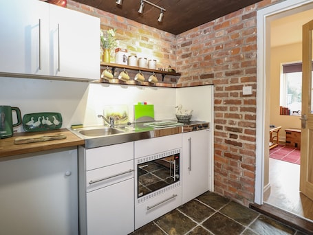 Refrigerador, tetera/pava eléctrica, tostadora, utensilios de cocina