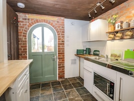 Refrigerador, tetera/pava eléctrica, tostadora, utensilios de cocina