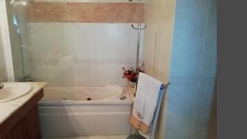 Deluxe Double Room | Bathroom