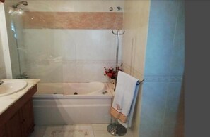 Deluxe Double Room | Bathroom