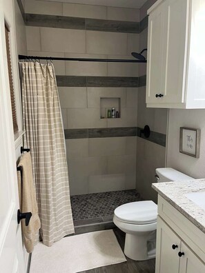 Shower, hair dryer - Little Bit Country Su (Tyler)