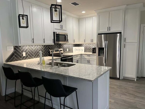 Fridge, microwave, oven, dishwasher - Little Bit Country Su (Tyler)