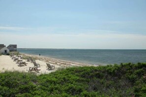 På stranden