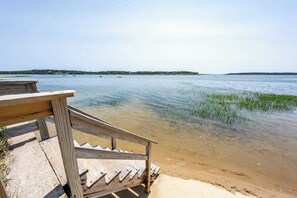 Beach - Newly Renovated Waterfront Cottage (Wellfleet)