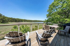 Outdoor dining - Newly Renovated Waterfront Cottage (Wellfleet)