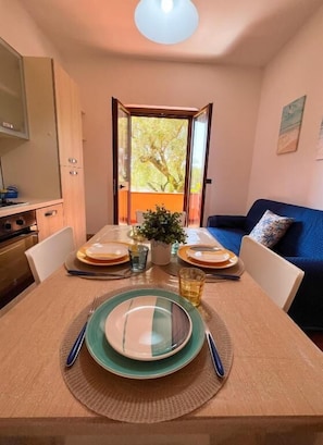Family Apartment | Private kitchen | Full-sized fridge, oven, stovetop, coffee grinder - NaturAmare Apartments Palinuro (Centola)