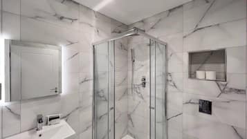 Douche, sèche-cheveux, serviettes fournies