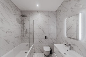 Bruser, hårtørrer, håndklæder