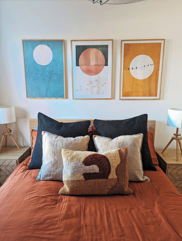 2 bedrooms, iron/ironing board, WiFi, bed sheets