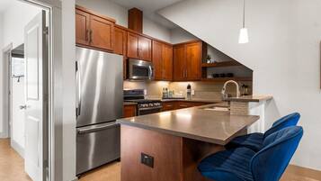 Frigorífico, microondas, horno y placa de cocina