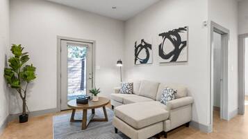 Una televisión, una oficina