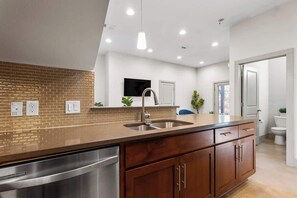 Een douche, een haardroger, handdoeken