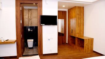 Luksushuone | Kylpyhuone | Suihku, ilmaiset hygieniatuotteet, tohvelit, pyyhkeet