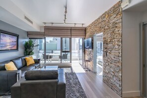 TV, offices - Skyline Escape in the Heart of Downtown (San Diego)