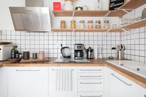 Kühlschrank, Mikrowelle, Herdplatte, Geschirrspüler