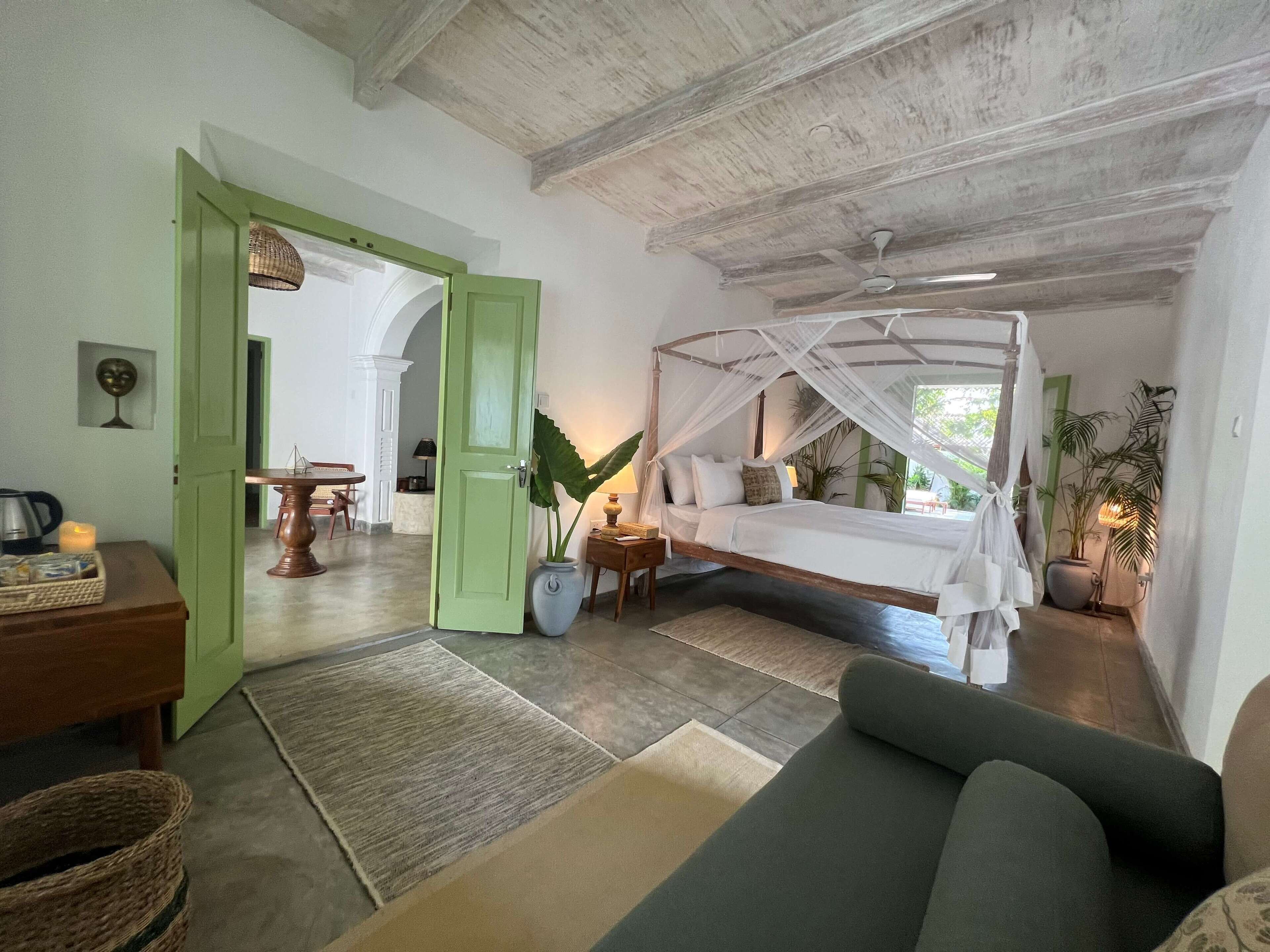 Deluxe-Doppelzimmer, Badewanne, Poolblick | Bettwäsche aus ägyptischer Baumwolle, hochwertige Bettwaren