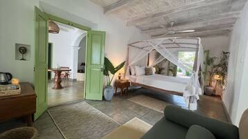 Deluxe-Doppelzimmer, Badewanne, Poolblick | Bettwäsche aus ägyptischer Baumwolle, hochwertige Bettwaren